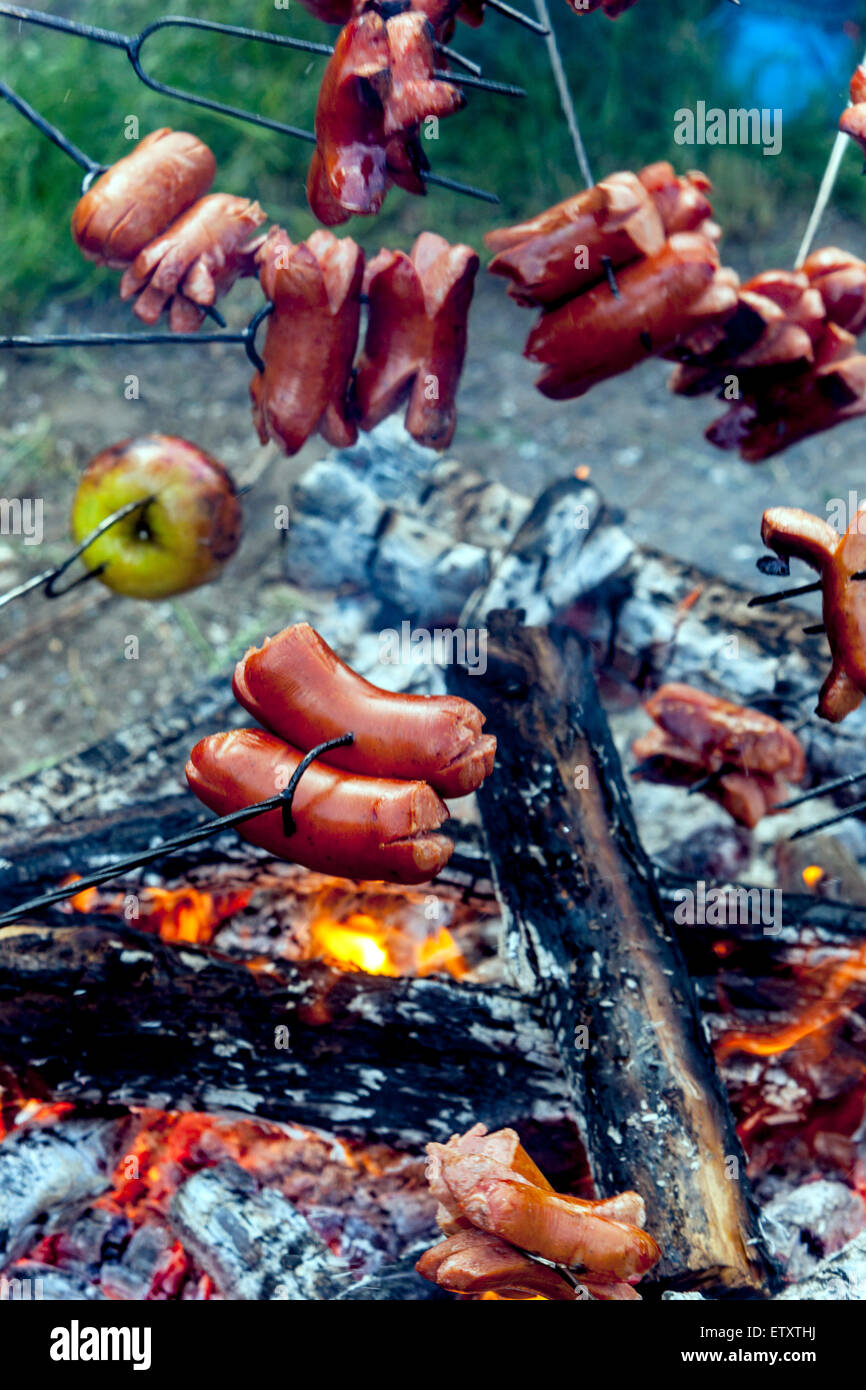 Wurst auf Stock über Feuer, Lagerfeuerparty, brennendes Lagerfeuer  Stockfotografie - Alamy