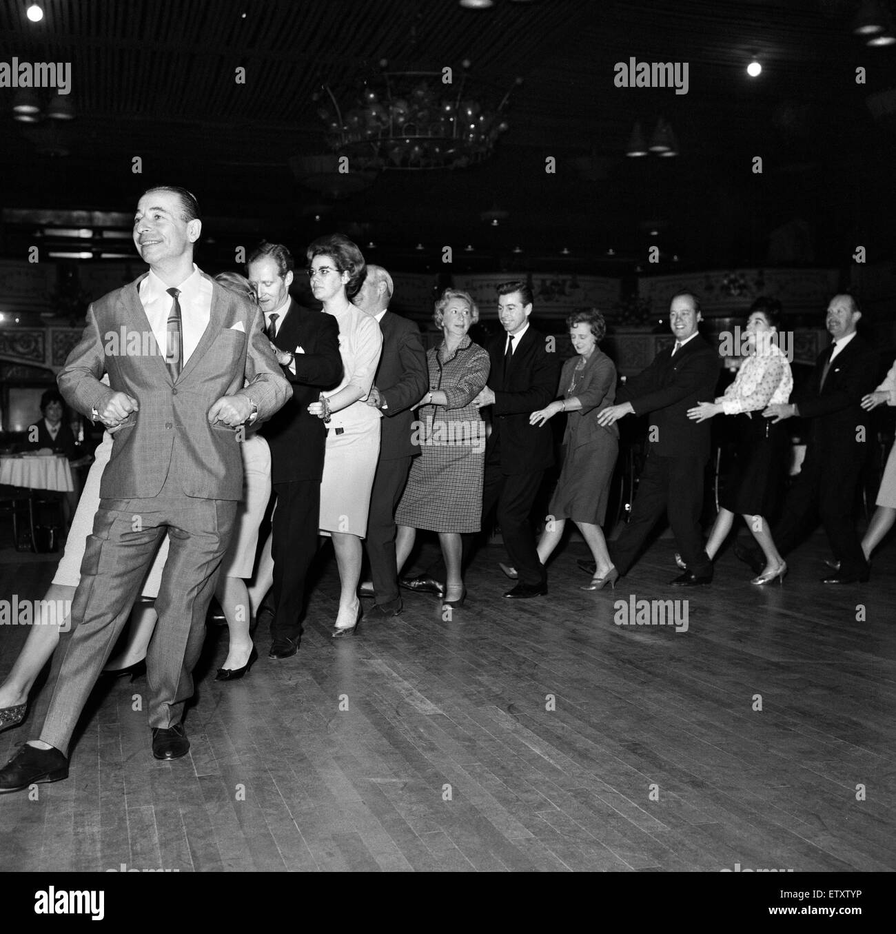 Bandleader Joe Loss eingeführt, einen neue Party-Tanz im Hammersmith Palais genannt die Finnjenka. Hier zeigt er den Tanz führt die Tänzer in die Straßen und zurück in der Dance Hall. 22. Oktober 1964. Stockfoto
