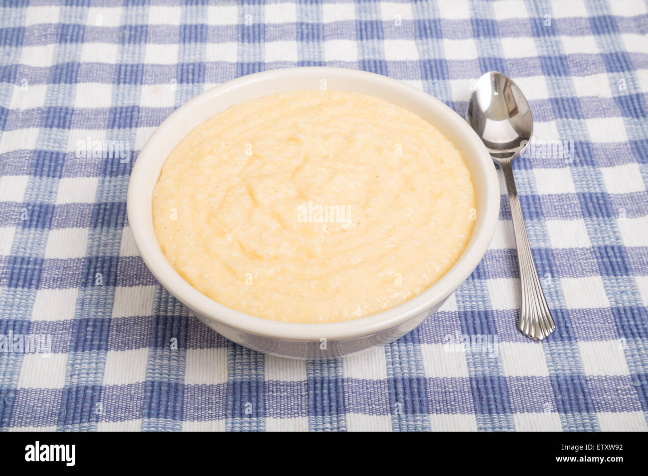 Schüssel mit heißem, cremig, buttrig, Grütze Käse Stockfoto