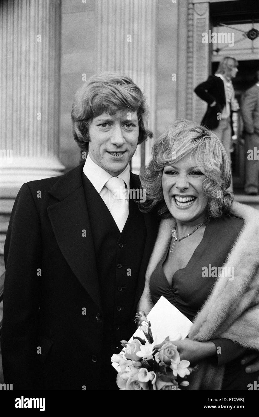 Greg Smith heiratet Lynda Bellingham, wer ist für die Hauptrolle in seinem nächsten Film "Bekenntnisse eines Ausbilders fahren", beim Standesamt Marylebone. 7. November 1975. Stockfoto
