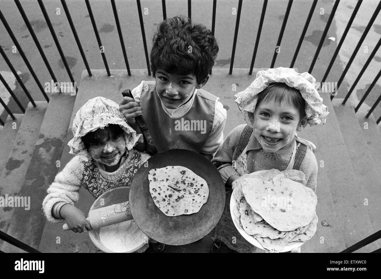 Mehl-Gesichter... Dorothy Mashi (links), Raminder Singh (Mitte) und Bridget Marsden gehörten Birkby Infant School-Schüler, die mit ihren Chapatti Mehl und Bratpfannen aufgereiht, wie sie vorbereitet für die Herde Strich und beginnen einen Chapati-Herstellung-Marathon-tod Stockfoto