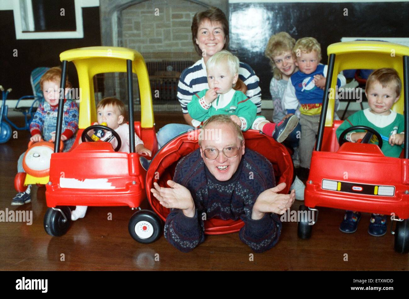 Zum Kinderspiel... eine andere weibliche Bastion zu brechen ist Steve Mitchell, der Vorsitzende des Meltham Mills Krabbelgruppe gewählt worden ist. Steve verließ er die Stelle als ein Transport zu kümmern, sein Sohn Sam, vor acht Monaten jetzt 16 Monate verwaltet. Seine Frau Anne arbeitet für Stockfoto