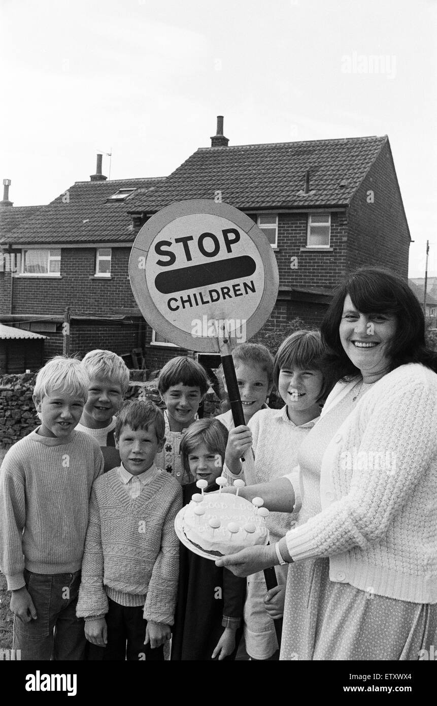 Für eine Dame Lollipop Lutscher... Upperthong Junior und Infant School Schüler haben Frau Daisy Knapton verabschiedet, die den Job seit 10 Jahren getan hat. Lehrern, Eltern und Schülern sagte Lebewohl von präsentiert sie mit einem 18-Karat gold Ring mit Diamanten und sap Stockfoto