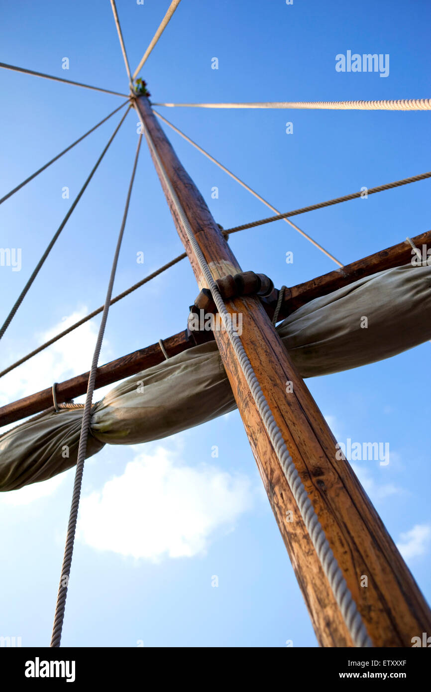 Mast und Segel von eine alte hölzerne Segelschiff Stockfoto