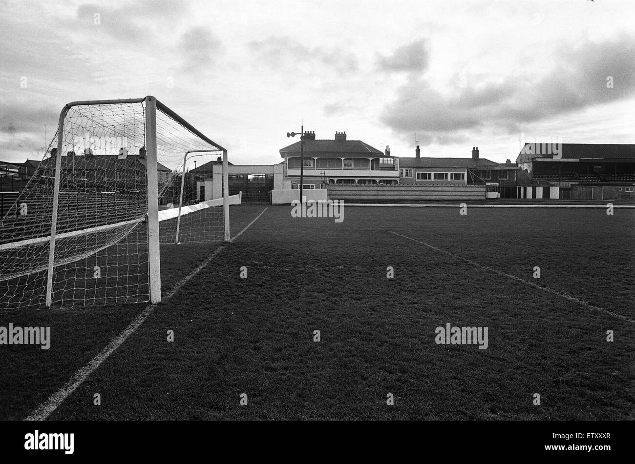 Wrexham FC Boden mit der Gastwirtschaft "The Turf" im Hintergrund. 2. November 1972. Stockfoto