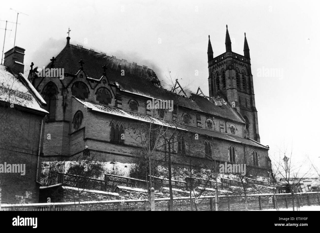 St Godric römisch-katholische Kirche in Durham Stadt, die von den Flammen verschlungen wurde. Abschnitte von Kirchendach reduziert. 14. Januar 1985. Stockfoto