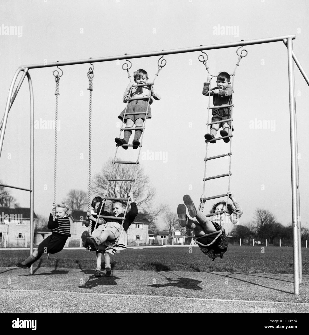 Kinder in der Schule bei warmem Wetter. 13. März 1954. Stockfoto