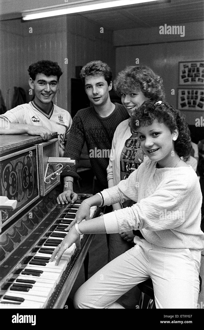 Proben für eine Sonderanfertigung Joanne Wilkinson am Klavier mit (von links) sind Andrew Bailey, Tina Garbutt und Sara-Jo Cooper. Junge Mitglieder der Huddersfield Light Opera Company sind als eine Inszenierung des immergrünen Musicals, Salad Days, die Stockfoto