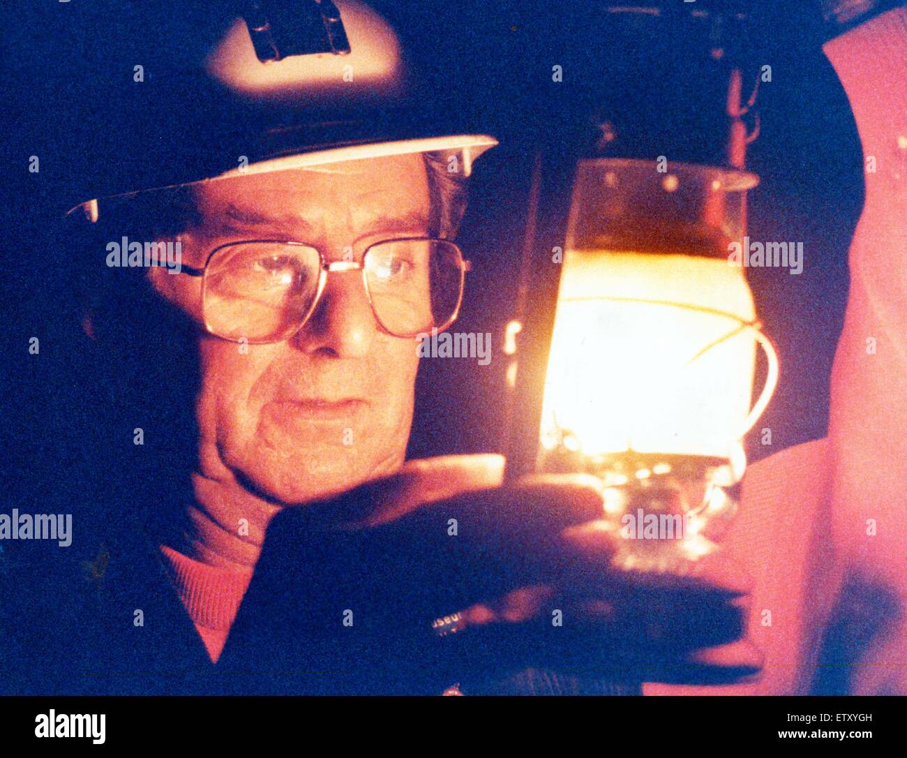 Minenmanager Alan Chilton leuchtet den Weg nach vorn auf das Tom Leonard Bergbaumuseum. 8. Juni 1992. Stockfoto