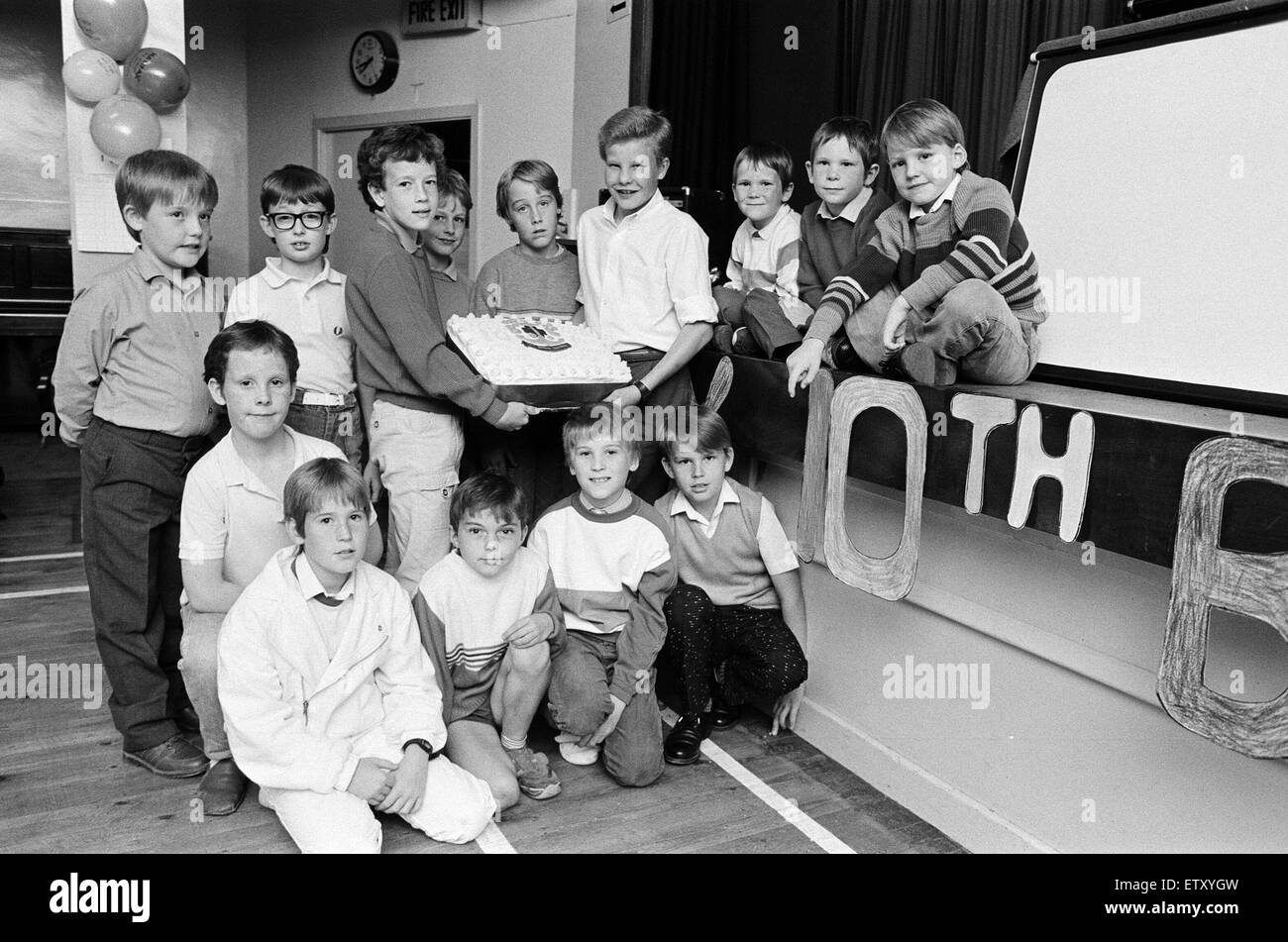 Zu feiern, war ein Stück Kuchen für diese Mitglieder der 2. Huddersfield Boys' Brigade hatte eine Disco und party in ihren Sitz am Moldgreen evangelisch reformierte Kirche, feierte 10-jähriges Jubiläum des Konzerns. Rund 60 Mitglieder der Gesellschaft, einige o Stockfoto