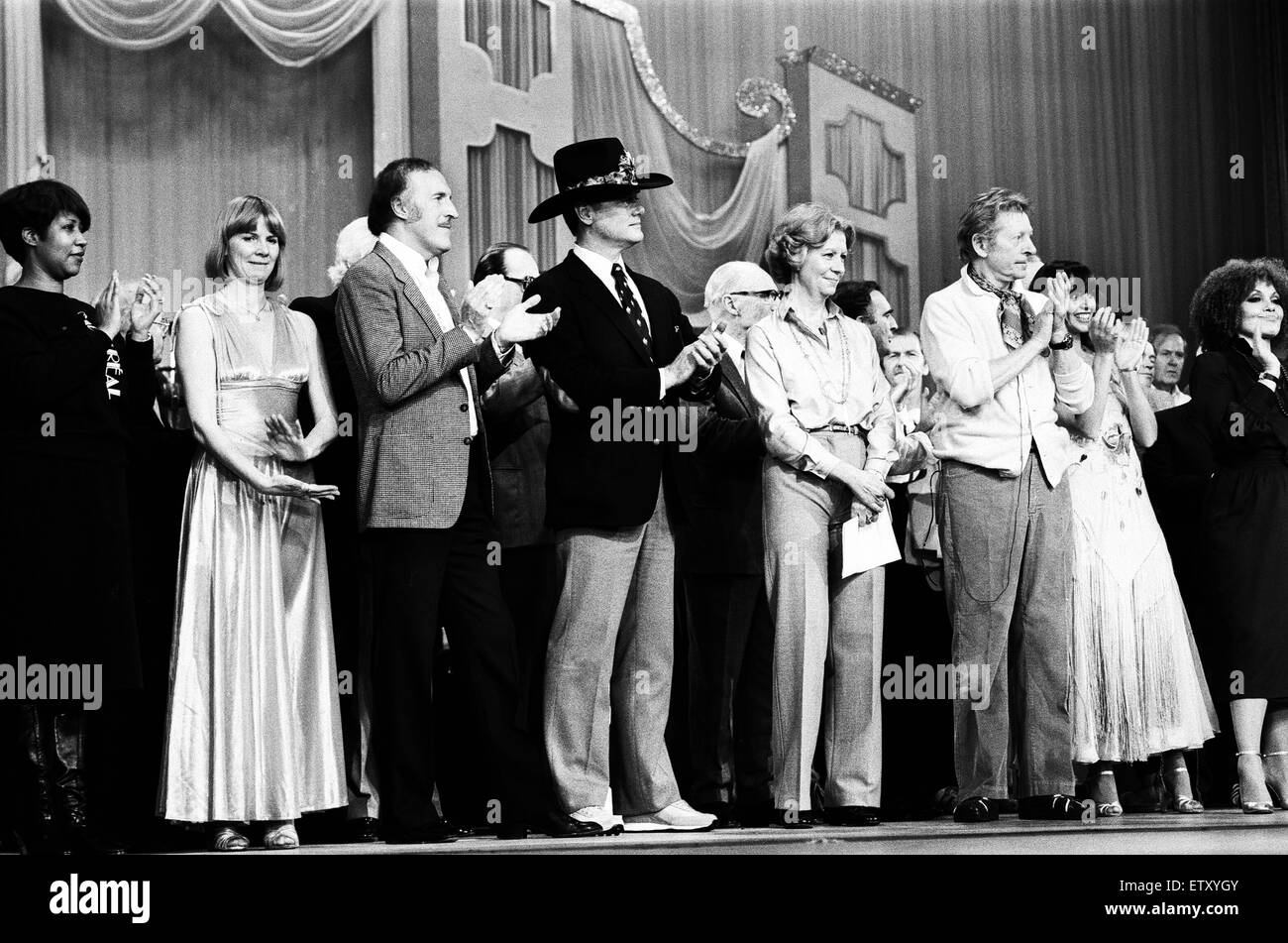 Darsteller auf der Bühne der Royal Variety Show-Probe im Palladium. Auf der Bühne sind, Aretha Franklin, Bruce Forsyth, Larry Hagman, Danny Kaye, Cleo Lane. London, 17. November 1980. Stockfoto