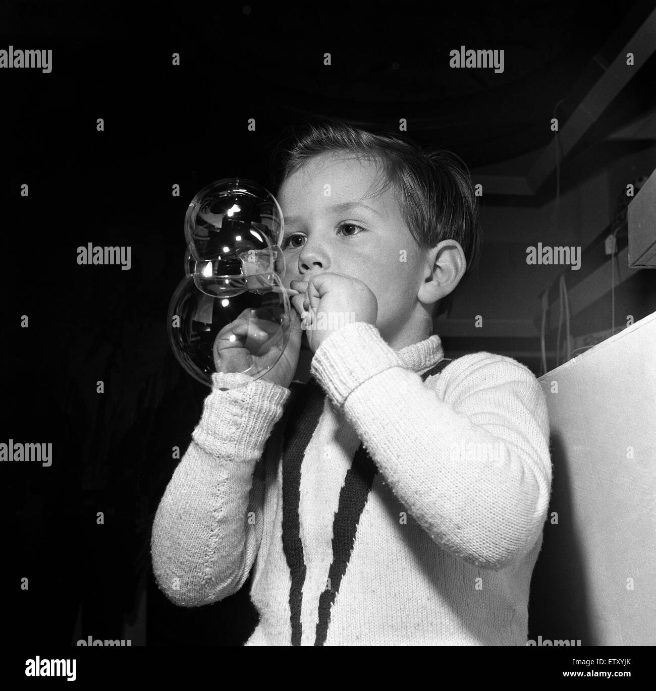 Micheal Mullaby spielen mit Spielzeug in einem großen Geschäft. 13. Mai 1954. Stockfoto