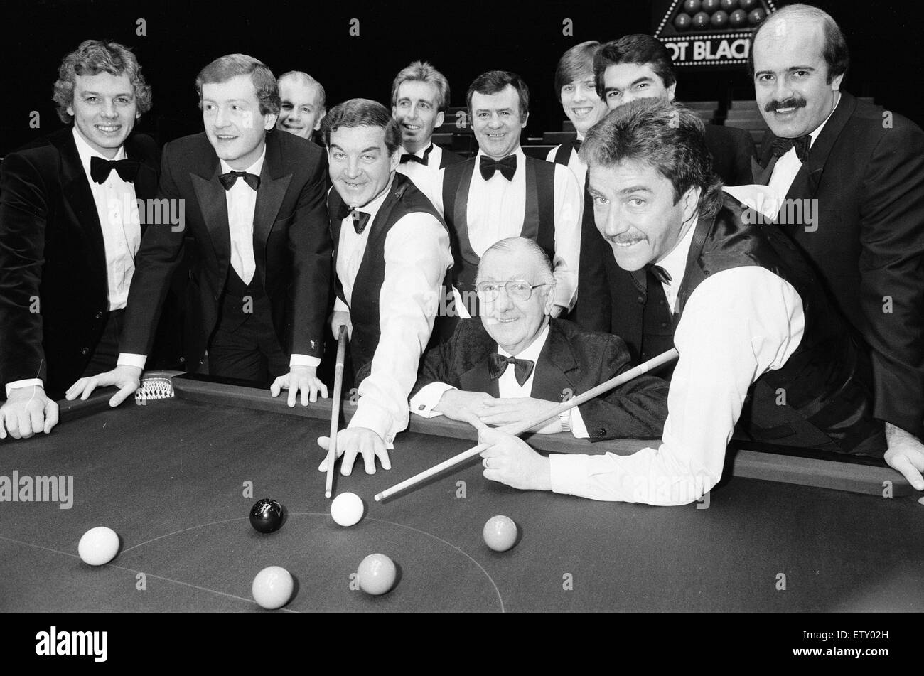 Topf schwarzer Snooker-Spieler bei Pebble Mill Studios, Birmingham, 19. Dezember 1984. Abgebildet, umfasst, Kommentator David Icke, Steve Davis, Eddie Charlton, Terry Griffiths, Kommentator Ted Lowe, Cliff Thorburn und Willie Thorne. Stockfoto