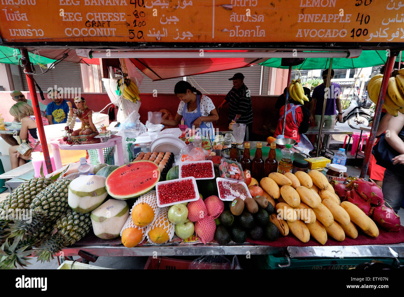 Straßenstand mit Obst Getränke in Bangkok Stockfoto
