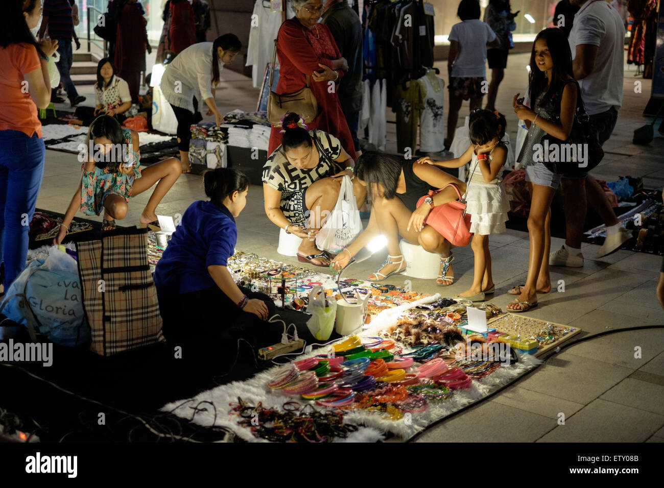 Straßenverkäufer außerhalb ein beliebtes Luxus-Einkaufszentrum in Bangkok Stockfoto
