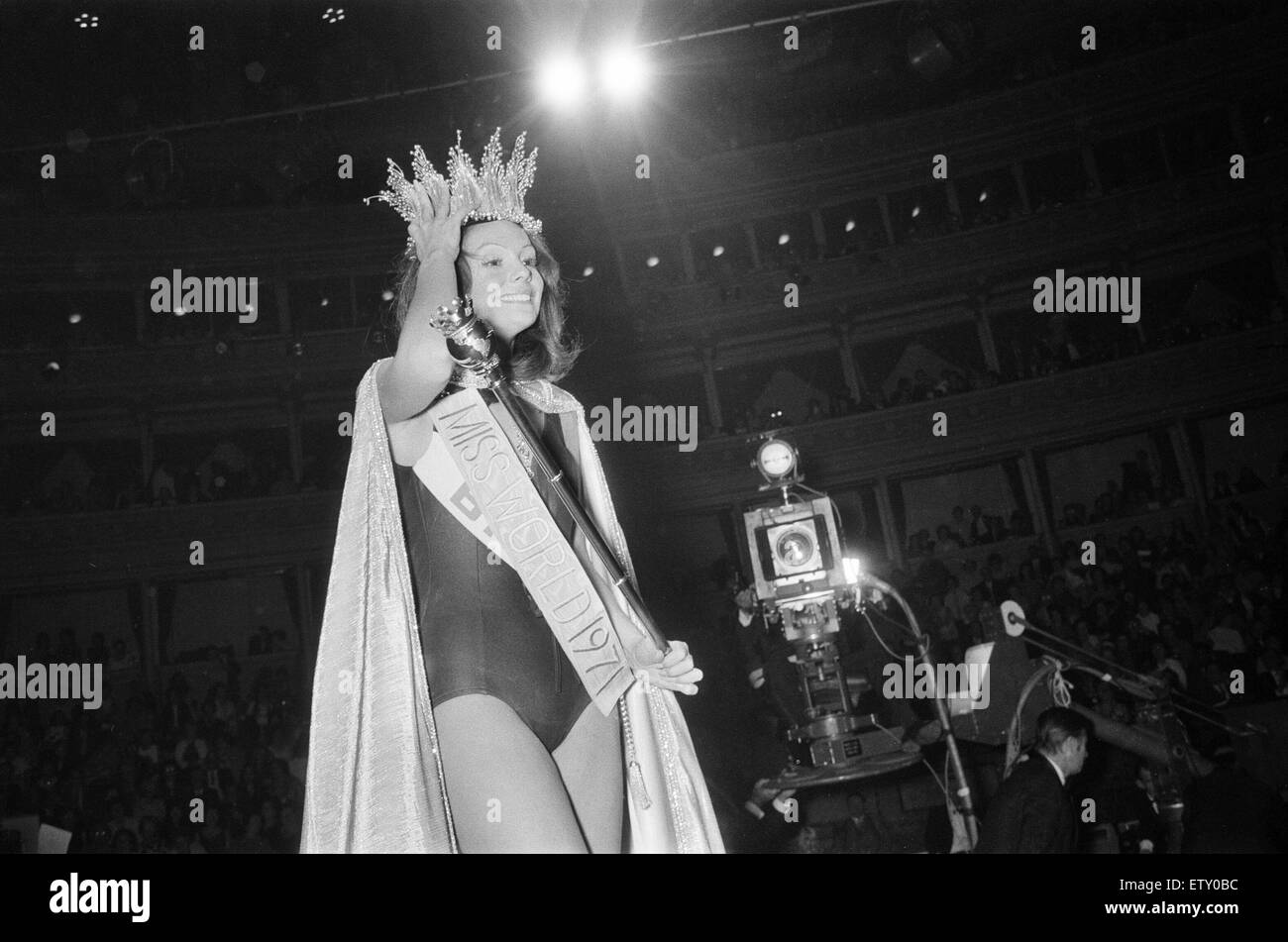 Miss World Wettbewerb, Royal Albert Hall, London, 10. November 1971. Neue Miss World 1971, Lucia Petterle aus Brasilien. Stockfoto