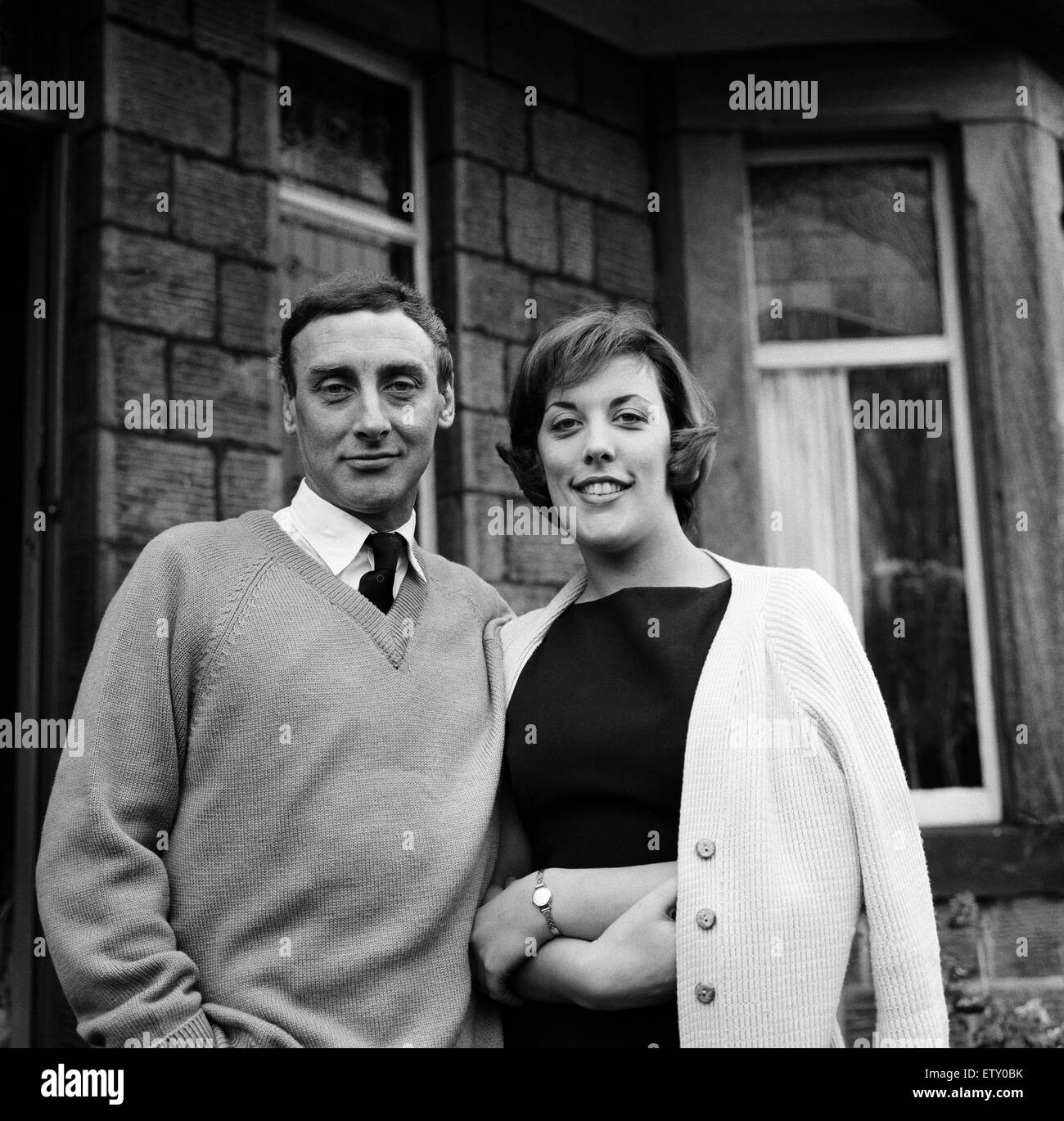 Spike Milligan mit seiner Verlobten, Miss Pat Ridgeway in ihrem Haus in Leathley Road, Menston, West Yorkshire. 21. November 1961. Stockfoto