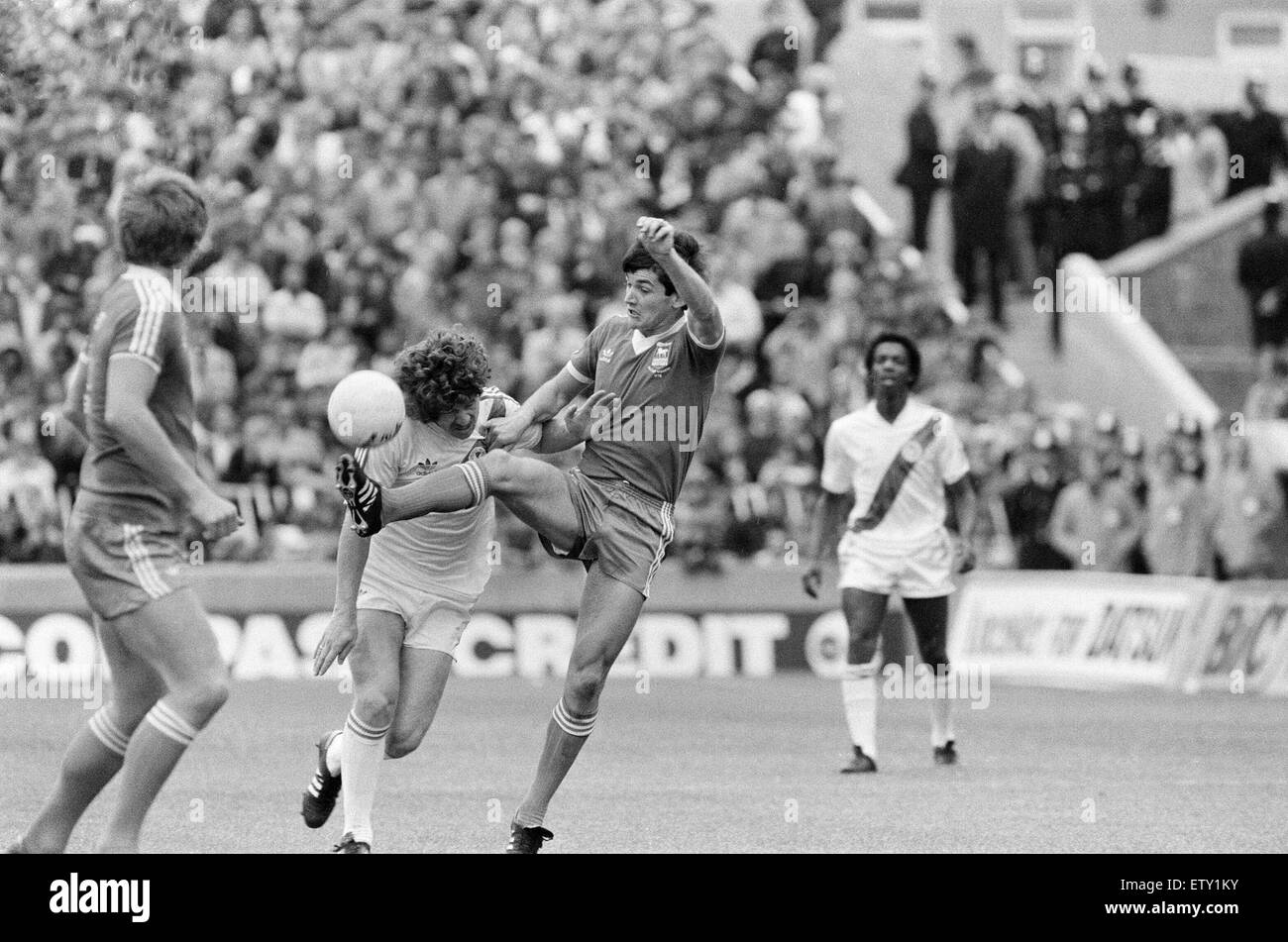 Crystal Palace 1-2 Ipswich Town, Ligaspiel am Selhurst Park, Samstag, 13. September 1980. George Burley (Mitte) löscht den ball Stockfoto