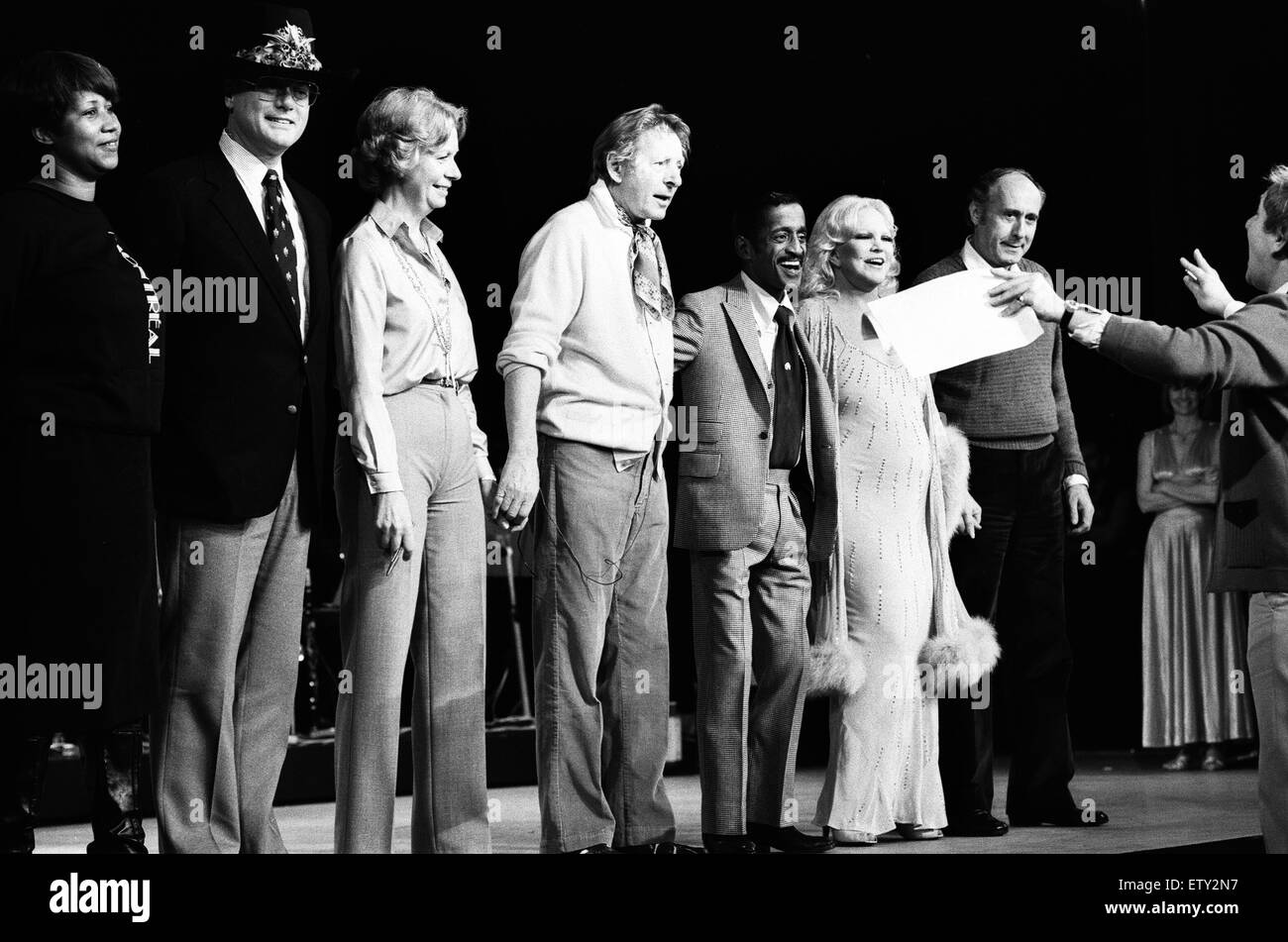 Darsteller auf der Bühne der Royal Variety Show-Probe im Palladium. Auf der Bühne sind, Aretha Franklin, Larry Hagman, Danny Kaye, Sammy Davis Jr. London, 17. November 1980. Stockfoto