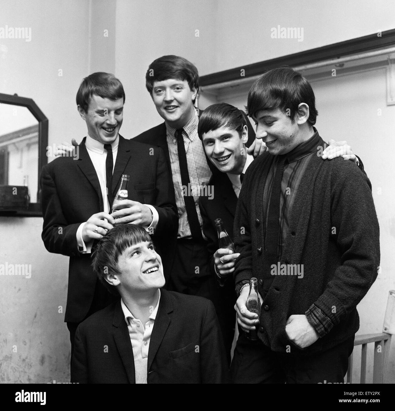 Britischer Rock-Gruppe die Tiere in Bad abgebildet, als sie Celebtate ihr Lied Haus der aufgehenden Sonne erreichte die Nummer eins in den UK-Charts. Gruppenmitglieder sind: Eric Burdon (Gesang), Alan Price (Orgel und Keyboards), Hilton Valentine (Gitarre), John Steel (d Stockfoto