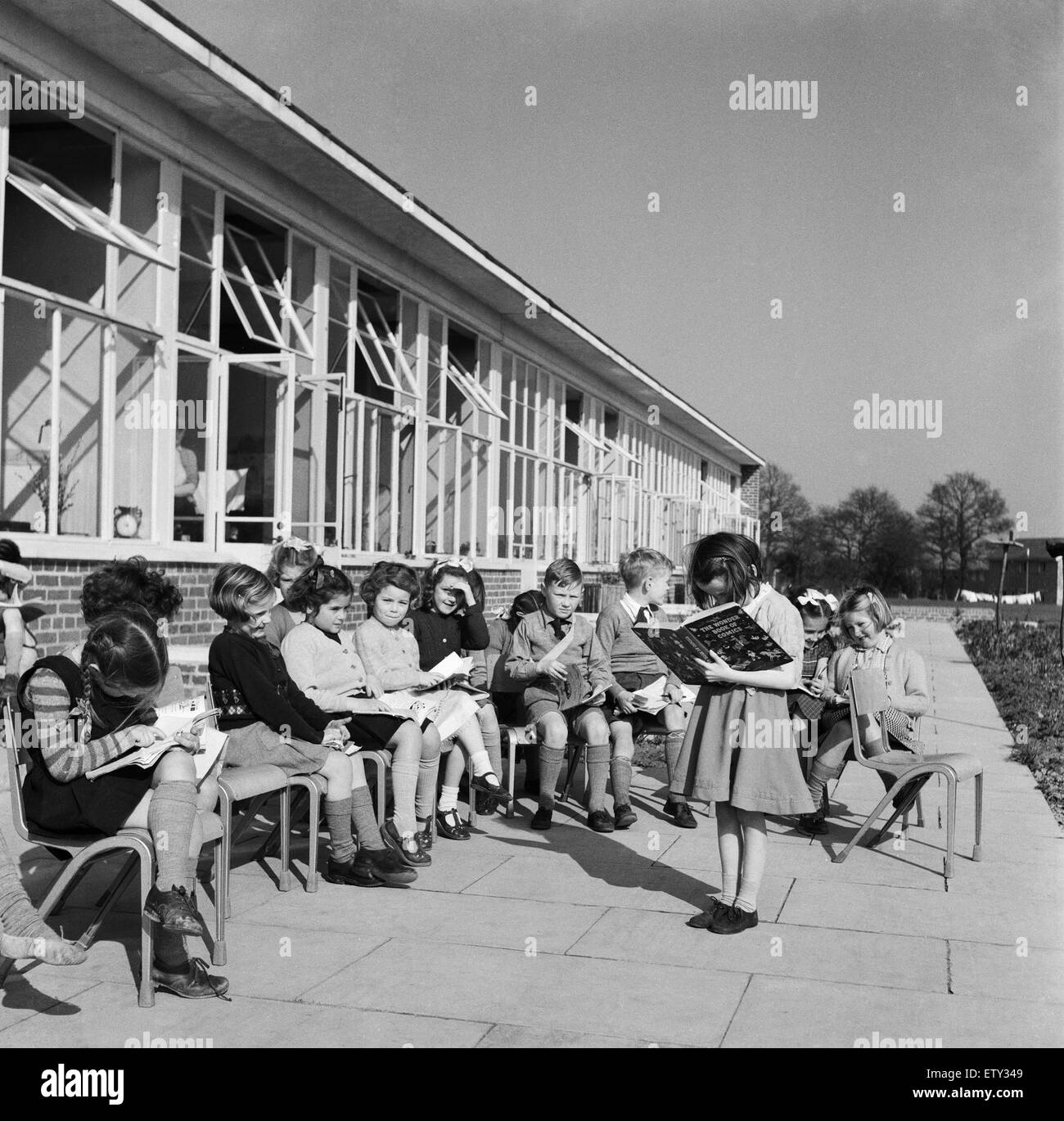 Kinder in der Schule bei warmem Wetter. 13. März 1954. Stockfoto