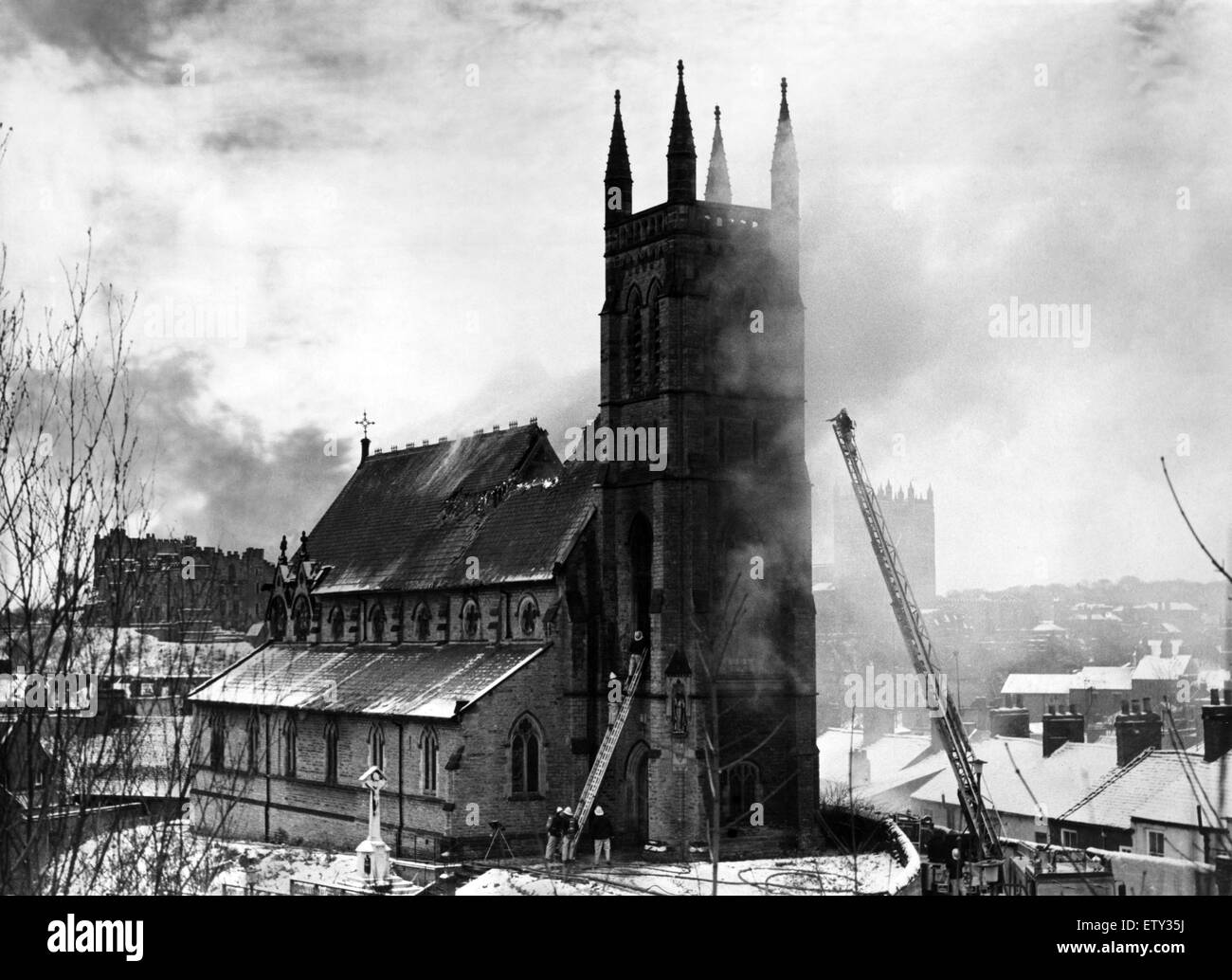 Teams der Feuerwehrleute kämpfen, um St Godric römisch-katholische Kirche in Durham City zu retten, von Flammen verschlungen wird. Das Feuer wurde entdeckt, als Rauch aus dem Turm der Kirche gesehen wurde. Innerhalb von Minuten war das ganze Dach in Flammen. Sechs Feuerlöschfahrzeuge Stockfoto