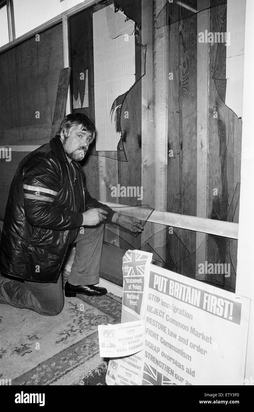 Nationale Front Sitz beschädigt während der Demonstrationen, Ladywood, Birmingham, 15. August 1977. Nachwahl am 18. August 1977 statt. Stockfoto