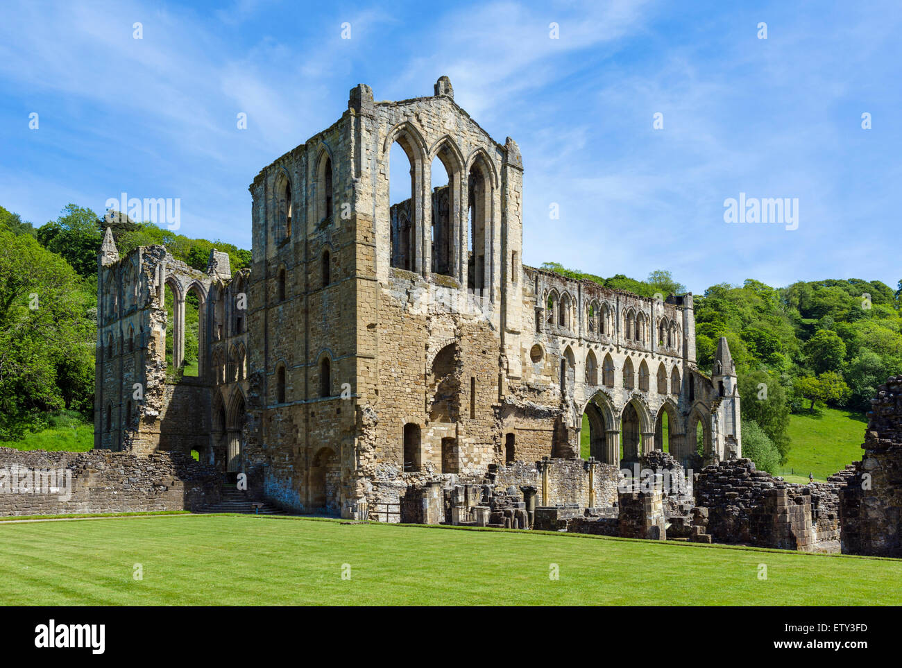 Ruinen von Rievaulx Abbey, in der Nähe von Helmsley, North Yorkshire, England, UK Stockfoto