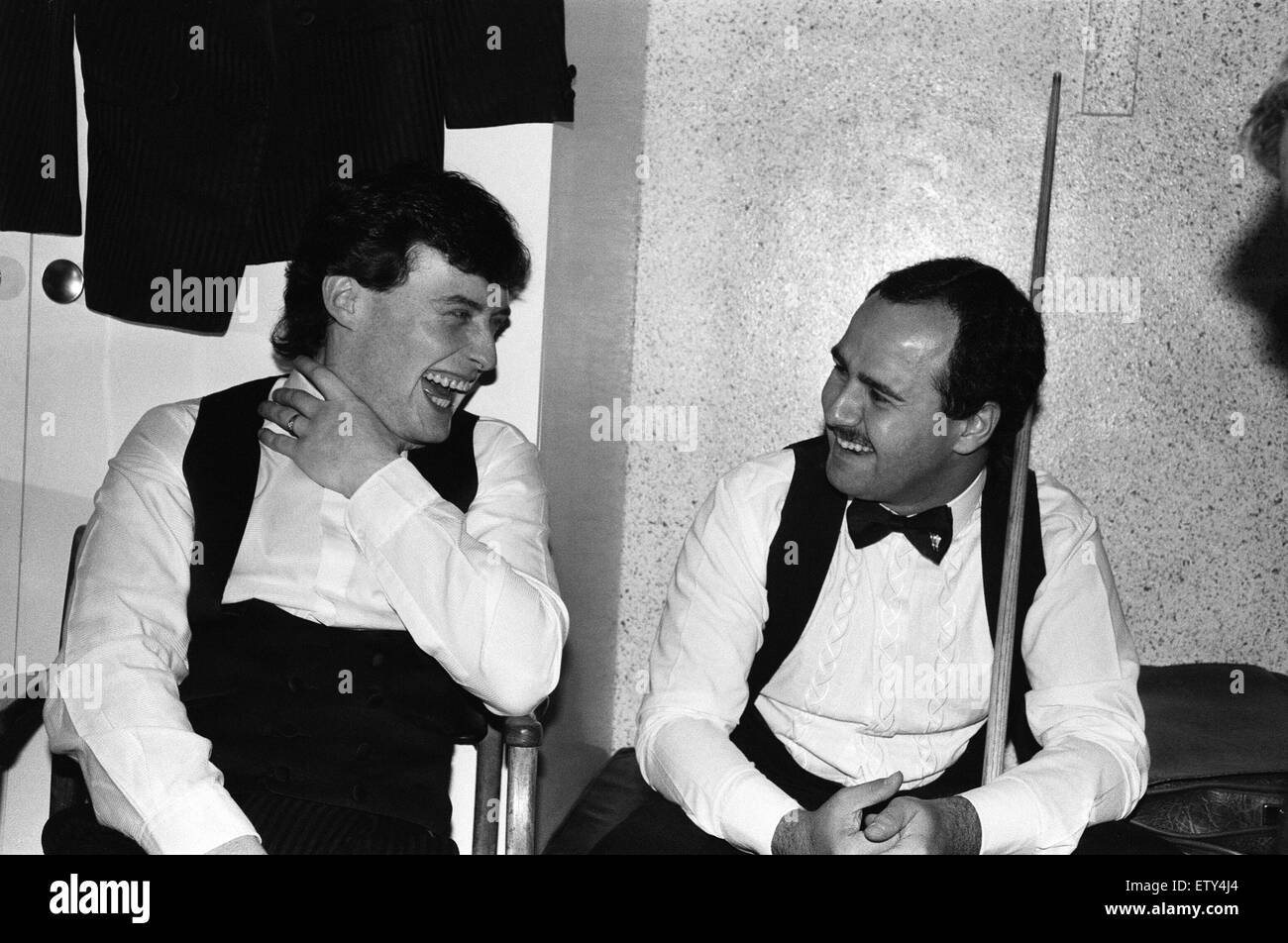 Snooker-Spieler Jimmy Whiteshares ein Witz mit einem anderen Snooker-Spieler in der Umkleidekabine... 19. Mai 1984. Stockfoto