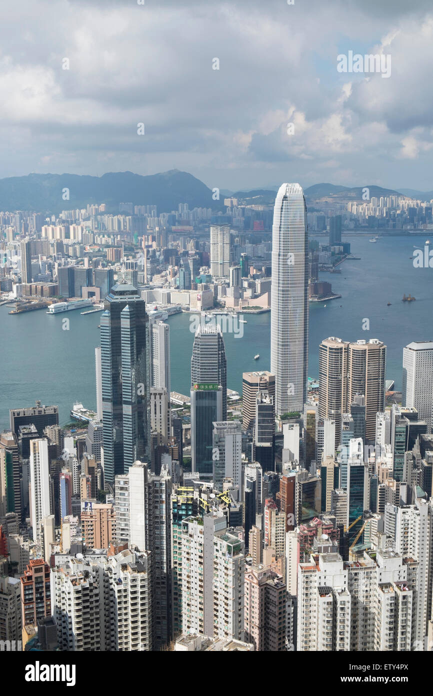 Tagsüber Skyline von Hong Kong und den Victoria Harbour aus The Peak an einem klaren Tag Stockfoto