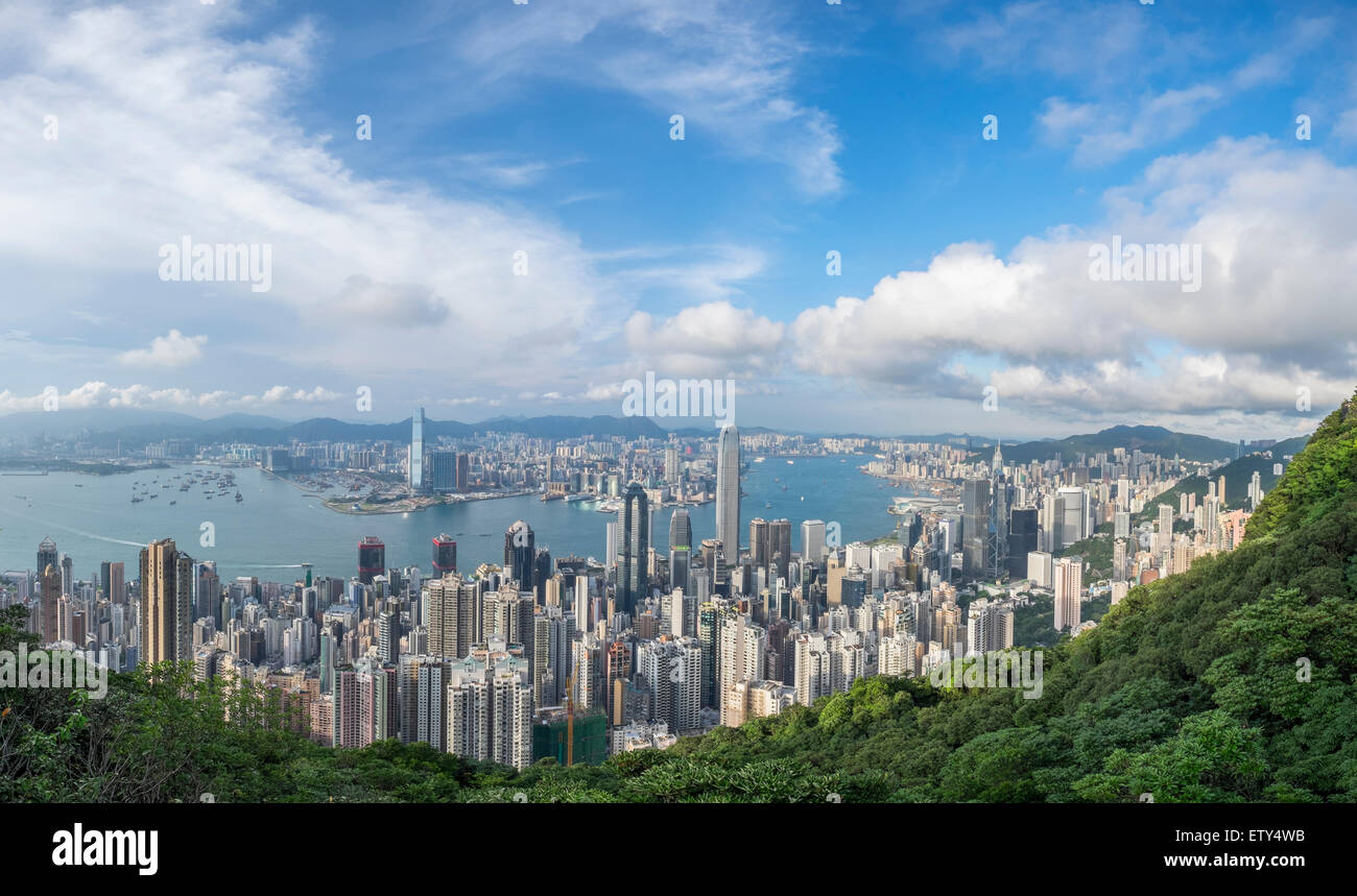 Tagsüber Panorama der Skyline von Hong Kong und den Victoria Harbour aus The Peak an einem klaren Tag Stockfoto