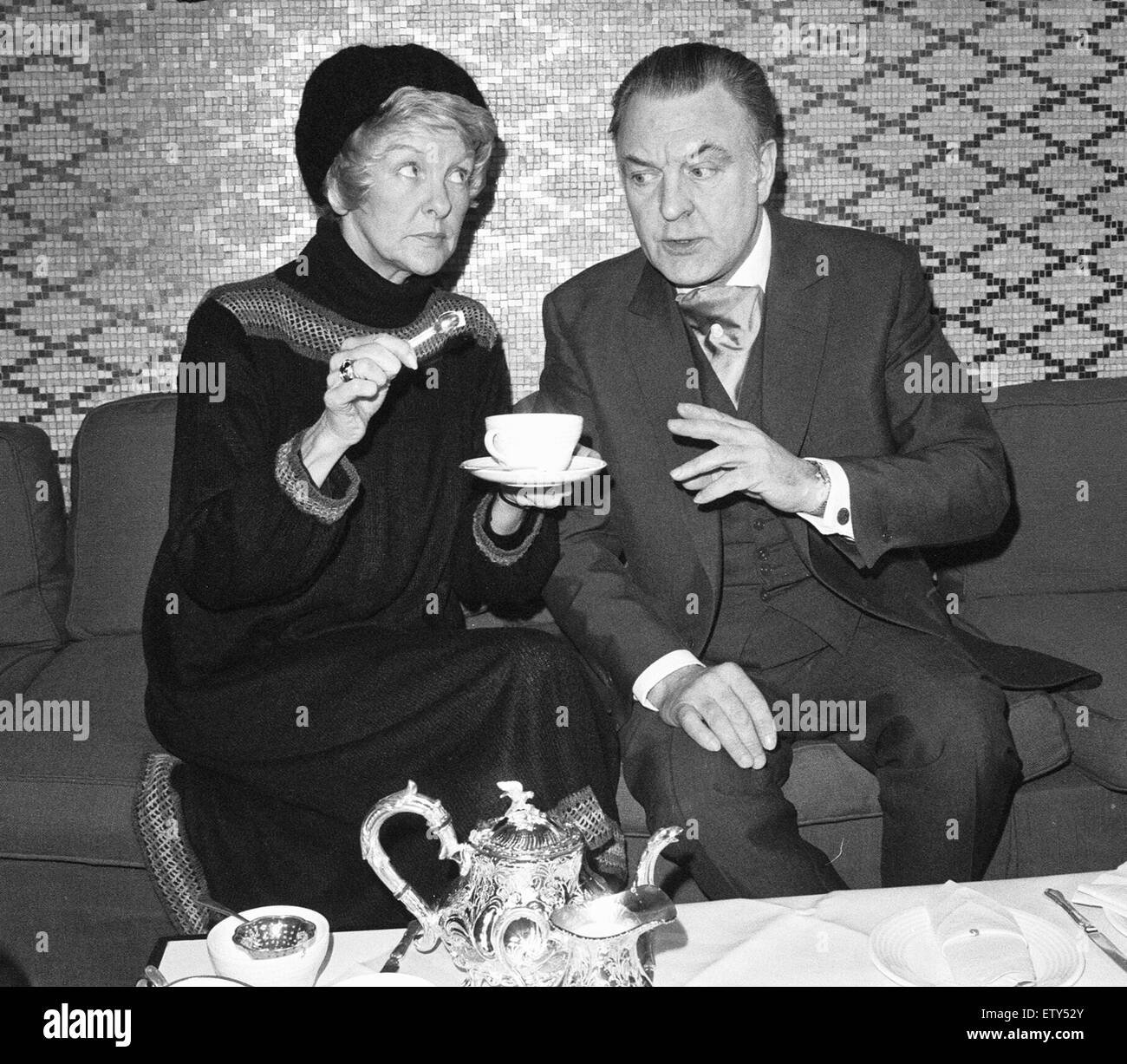 London Weekend Television Comedy-Serie "Zwei ist Firma" Sterne Elaine Stritch (Dorothy McNab) und Donald Sinden (Robert ihre englische Butler).  Hier zu sehen, dass Tee im Savoy 17. Januar 1978 Stockfoto