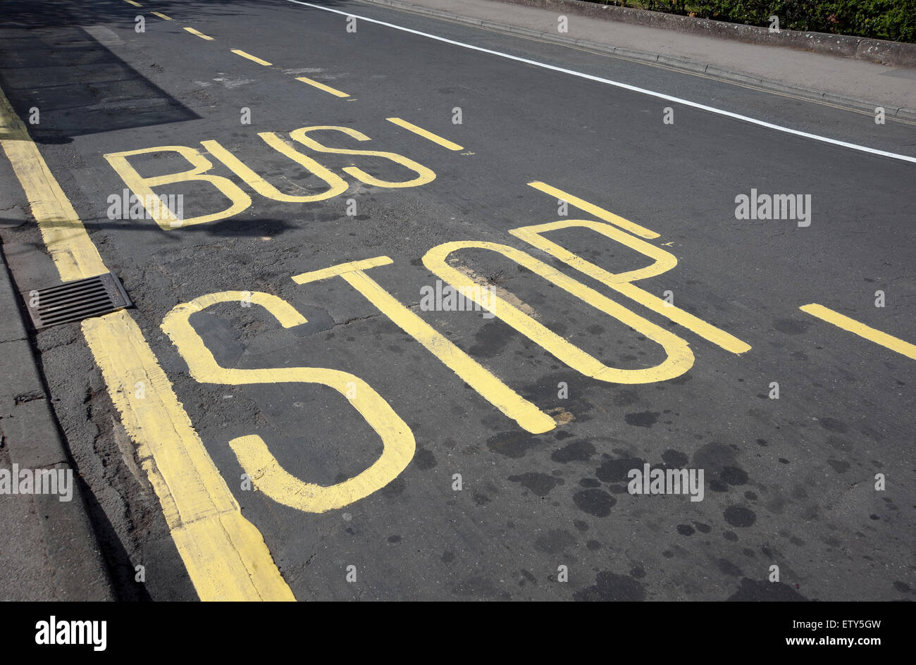Nahaufnahme des Bus-Stoppschildes auf der Straße York North Yorkshire England Großbritannien GB Großbritannien Stockfoto