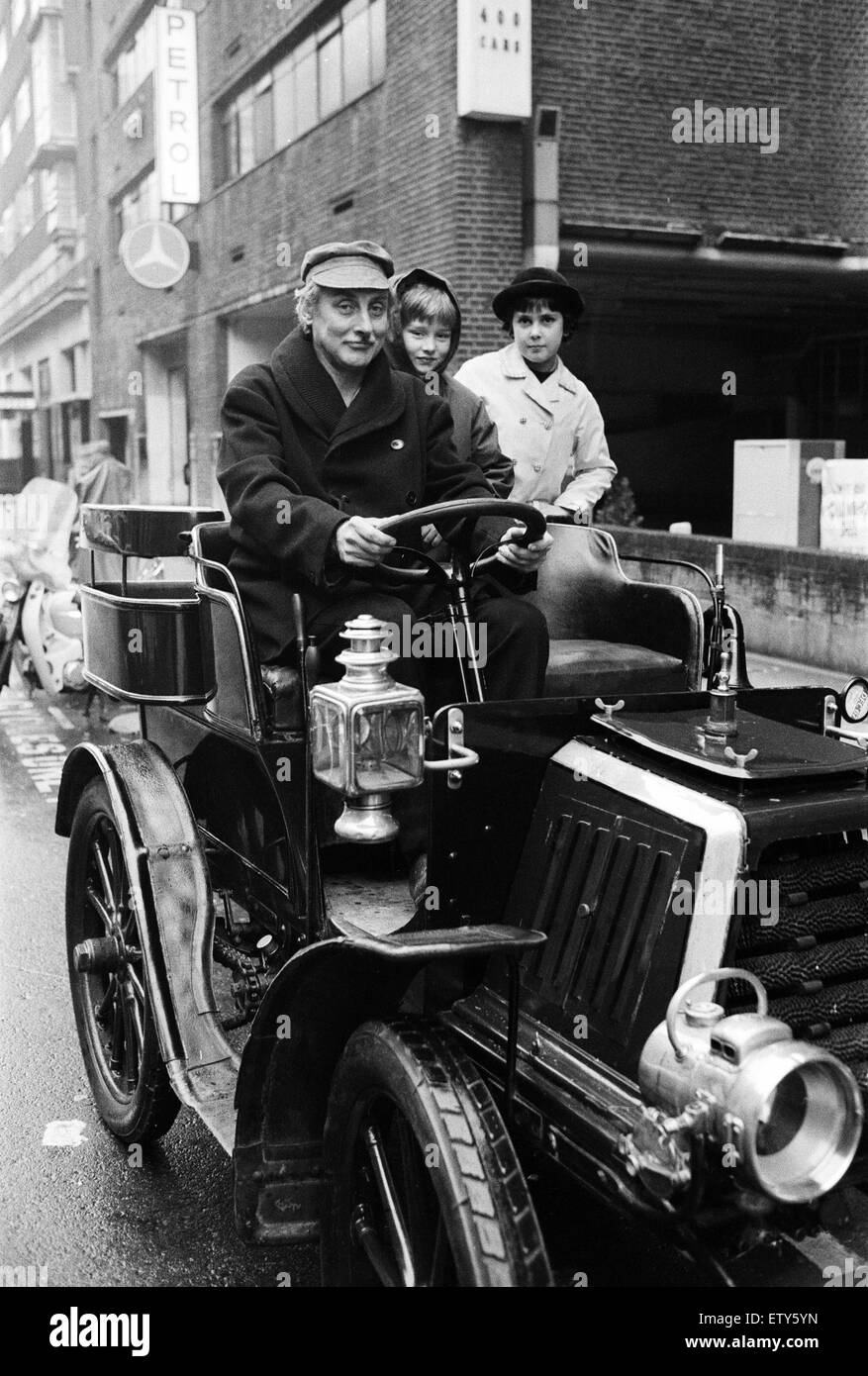 Spike Milligan aus für eine Fahrt im Regen in einem 1901 Durkopp ausgeliehen von Montague Motor Museum. Spike wird fahren es in London, Brighton Veteran Auto laufen. Mit ihm auf einen Probelauf sind seine 10 jährige Tochter Sile (links) und ihre Freundin Zosia. Stockfoto