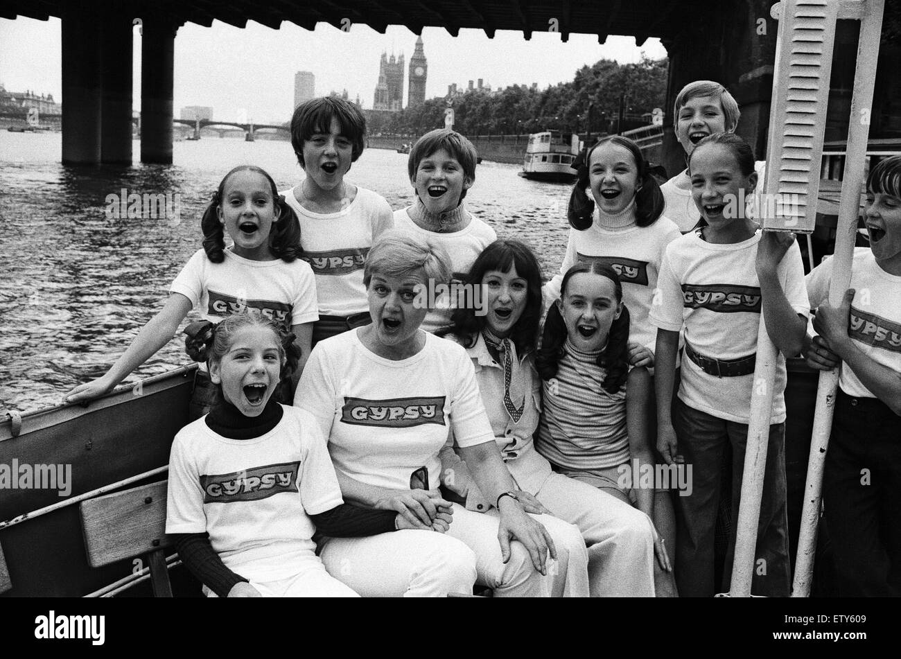 Die gesamte Besetzung der Show "Zigeuner" feierte die 100. Aufführung, indem er für eine Bootsfahrt auf der Themse zu Kew. Die beiden Stars, Angela Lansbury und Zan Charisse, mit Kindern aus der Show. 2. September 1973. Stockfoto