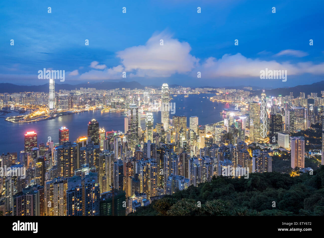 Nacht-Skyline von Hong Kong und den Victoria Harbour aus The Peak an einem klaren Tag Stockfoto