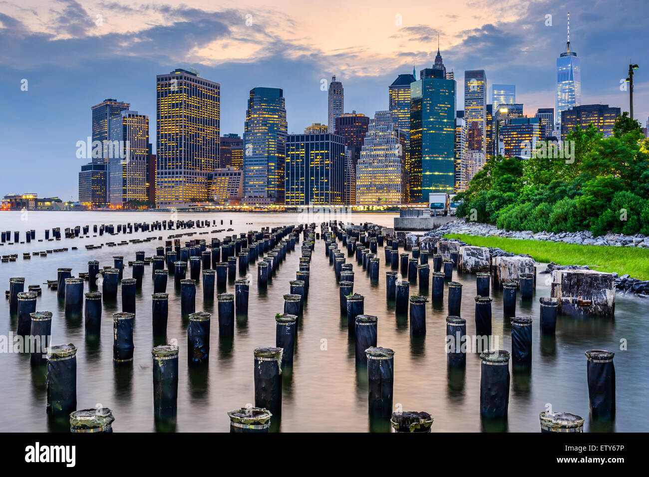 Skyline von New York City, USA am East River. Stockfoto
