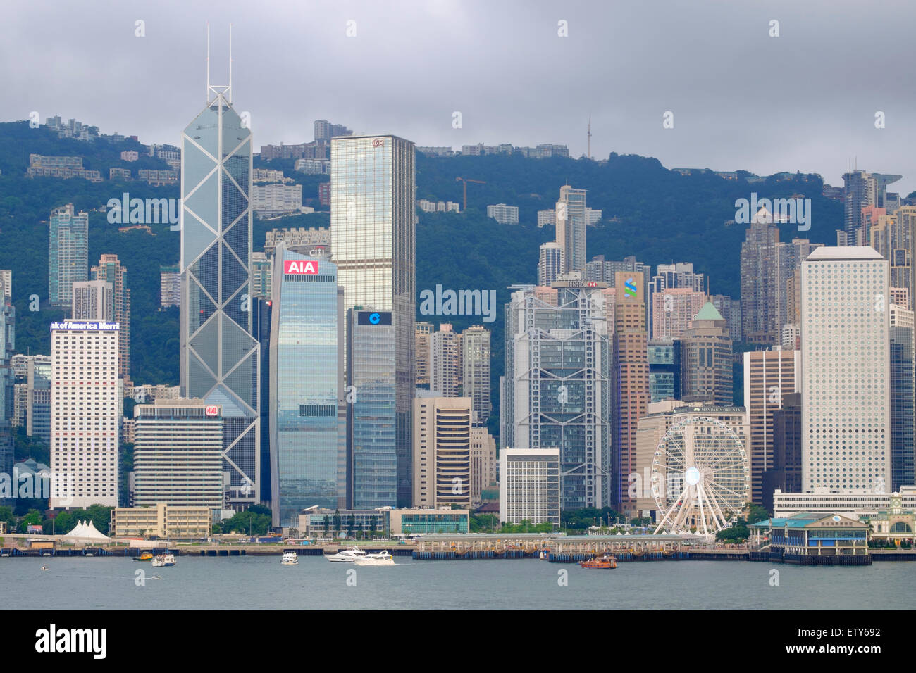 Tagsüber Skyline der Wolkenkratzer in Hongkong Kowloon an einem klaren Tag Stockfoto