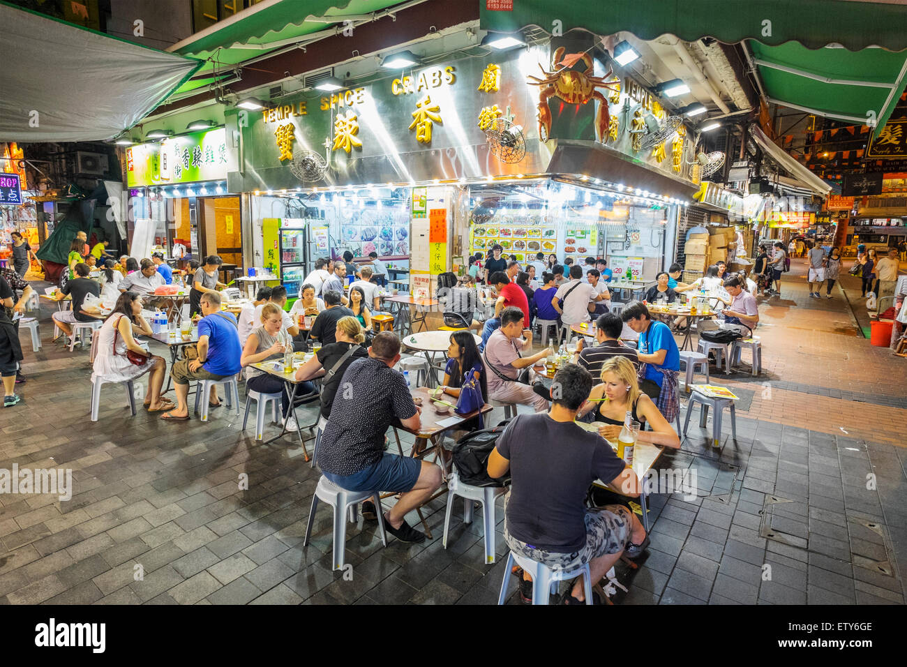 Beschäftigt Fischrestaurant am Temple Street Night Market in Kowloon Hong Kong Stockfoto