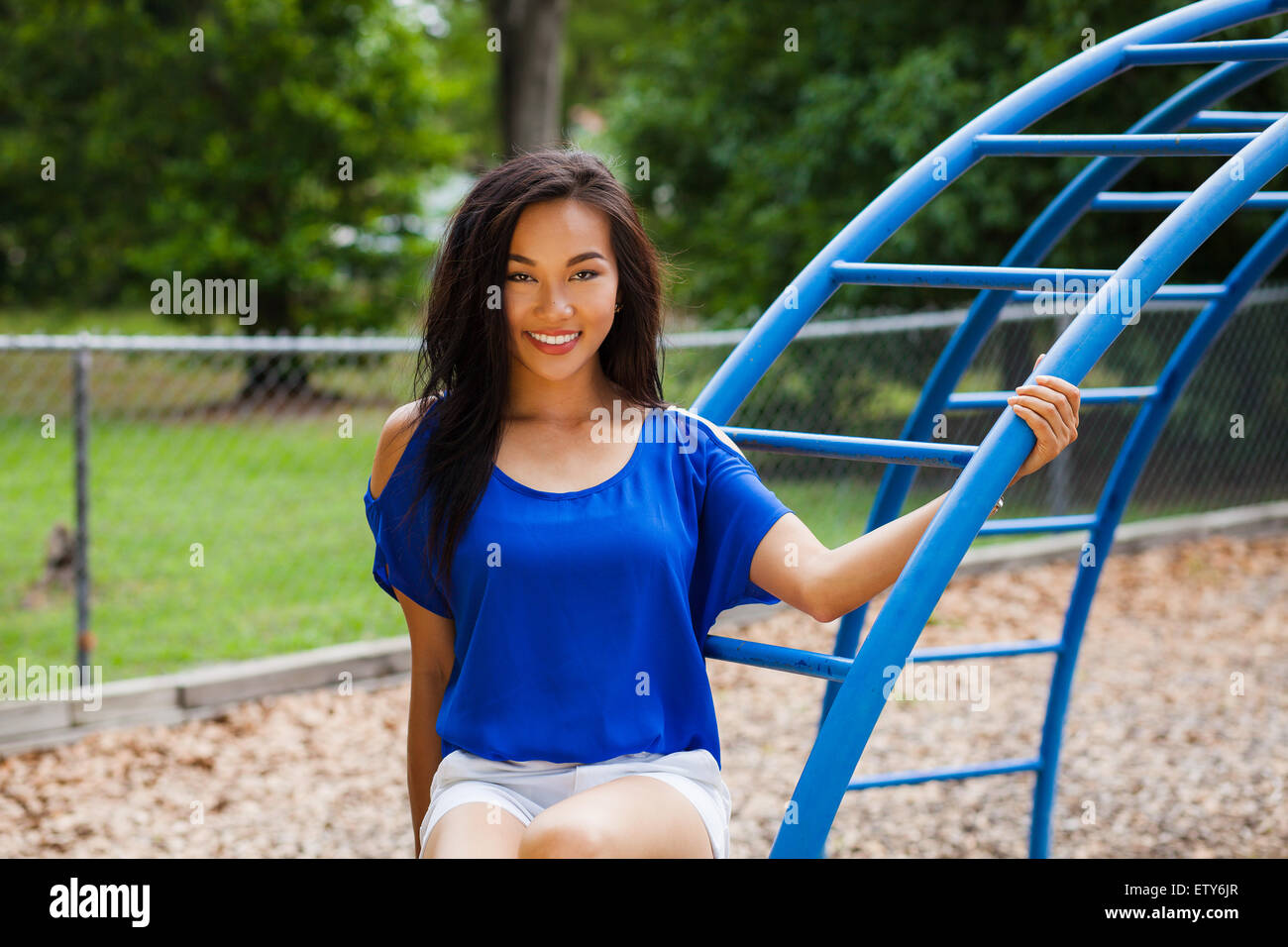Young Lady posiert im Park Stockfoto