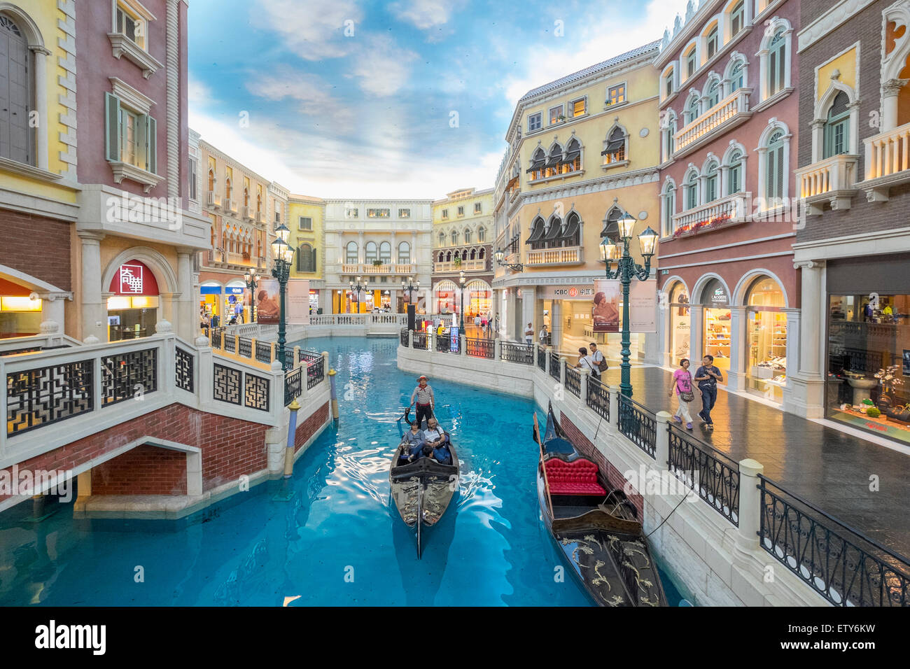 Kanal und Gondel am Kanal in The Venetian Macao Casino und Hotel in Macau China Stockfoto