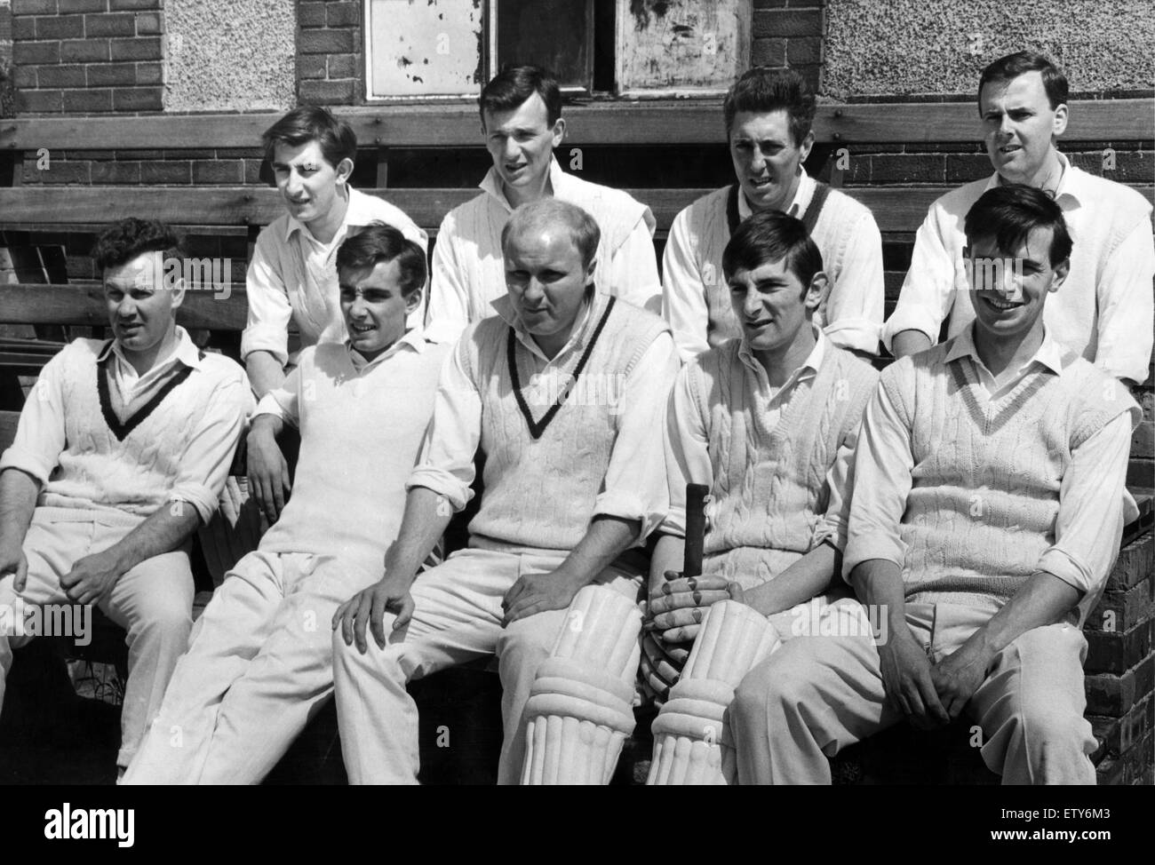 Warten ihrerseits zu gehen, um die Fledermaus sind die Mitglieder von Middlesbrough Cricket-Mannschaft, die Saltburn in der North Yorks und Süden Durham League Division A Match spielten. Abgebildet, vordere Reihe (von links nach rechts), M-Tate, R Wilson, B Allum, alte M, D Barlow. Zurück Stockfoto Warten ihrerseits zu gehen, um die Fledermaus sind die Mitglieder von Middlesbrough Cricket-Mannschaft, die Saltburn in der North Yorks und Süden Durham League Division A Match spielten. Abgebildet, vordere Reihe (von links nach rechts), M-Tate, R Wilson, B Allum, alte M, D Barlow. Zurück Stockfoto