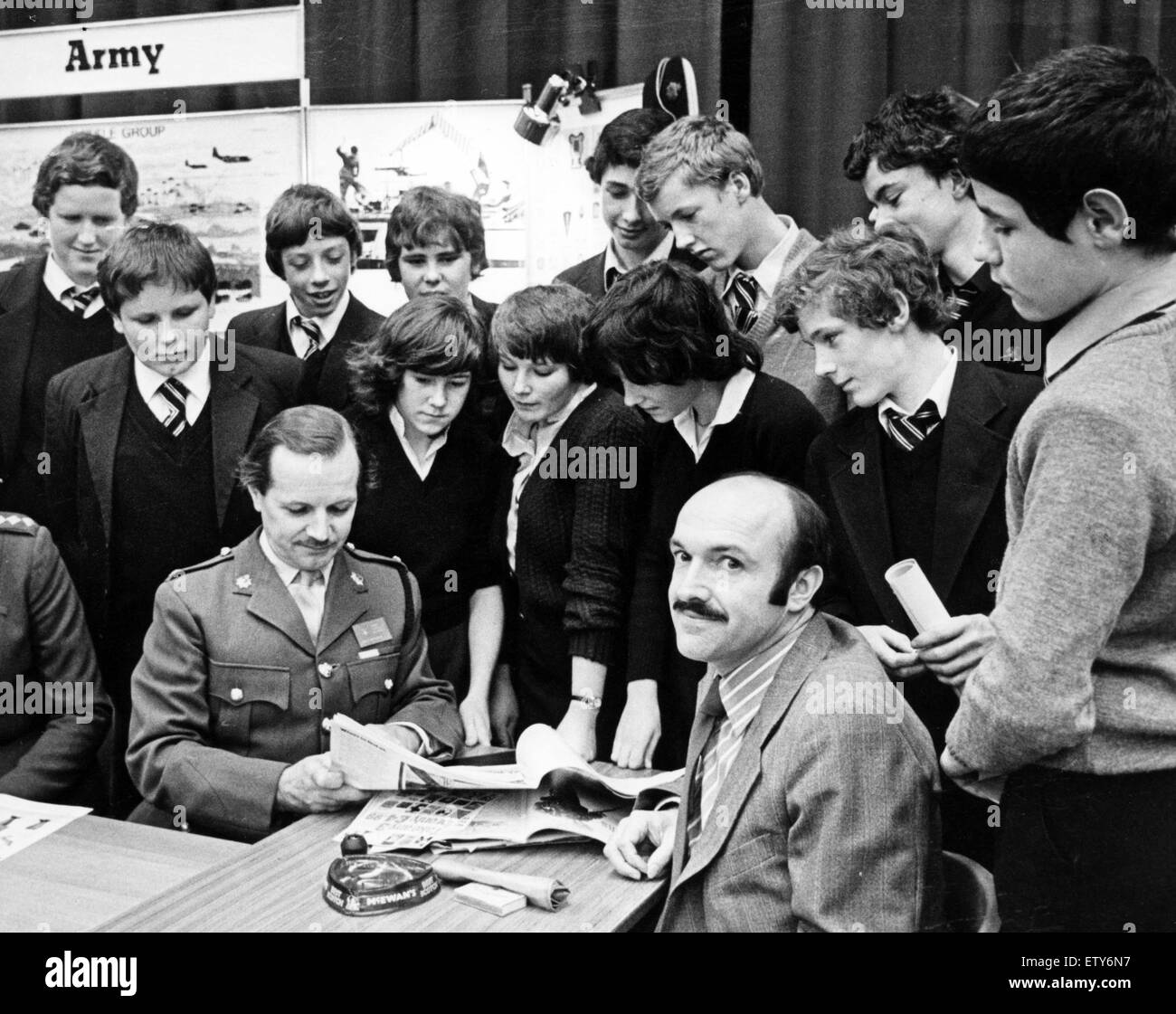 Schülerinnen und Schüler diskutieren Perspektiven mit Schulen Liaison Offizier, Major Ken Beavan (links) und Herr Don Murray, Karriere Offizier bei einer Karriere-Convention am Heiligen Herzen RC-Gymnasium in Redcar. 9. November 1981. Stockfoto