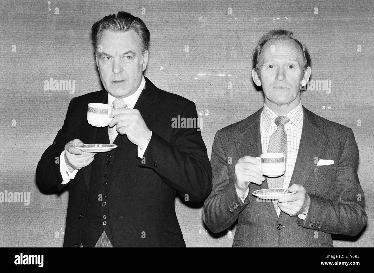 Zwei TV-Butler, Donald Sinden (links) "Robert" in LWT "Zwei der Gesellschaft" und Gordon Jackson, "Herr Hudson" aus der LWT "Im Obergeschoss, im Erdgeschoss" stellen für unsere Kamera. 12. März 1978 Stockfoto