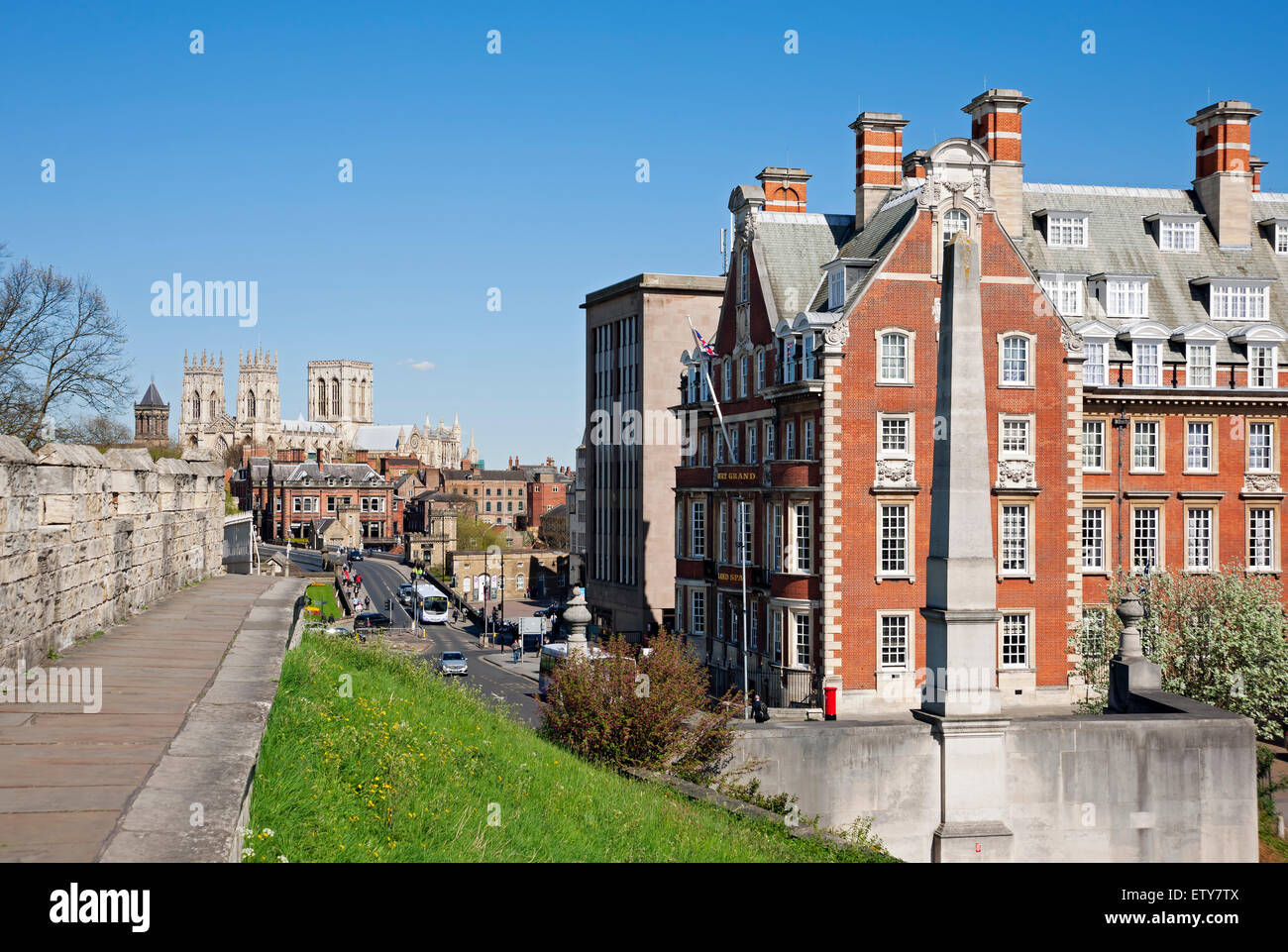 Blick von der Stadtmauer auf das Münster und das Grand Hotel im ...