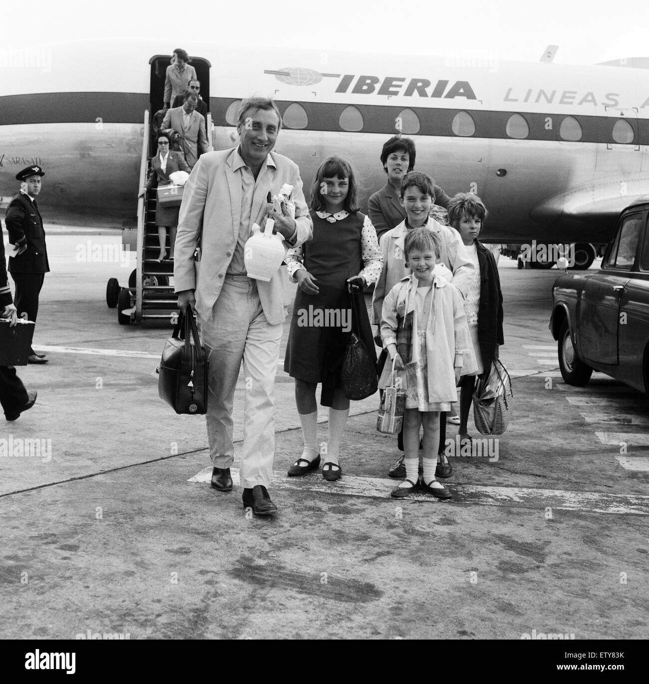 Spike Milligan und Familie zurück von einem dreiwöchigen Urlaub in Marbella, Flughafen London abgebildet. Ausscheiden aus dem Flugzeug, Spike mit seiner Frau Paddy und Kinder aus früherer Ehe Spike, sind Laura (12) Sean (10) und Sile (7) auch mit ihnen die Kinder Stockfoto