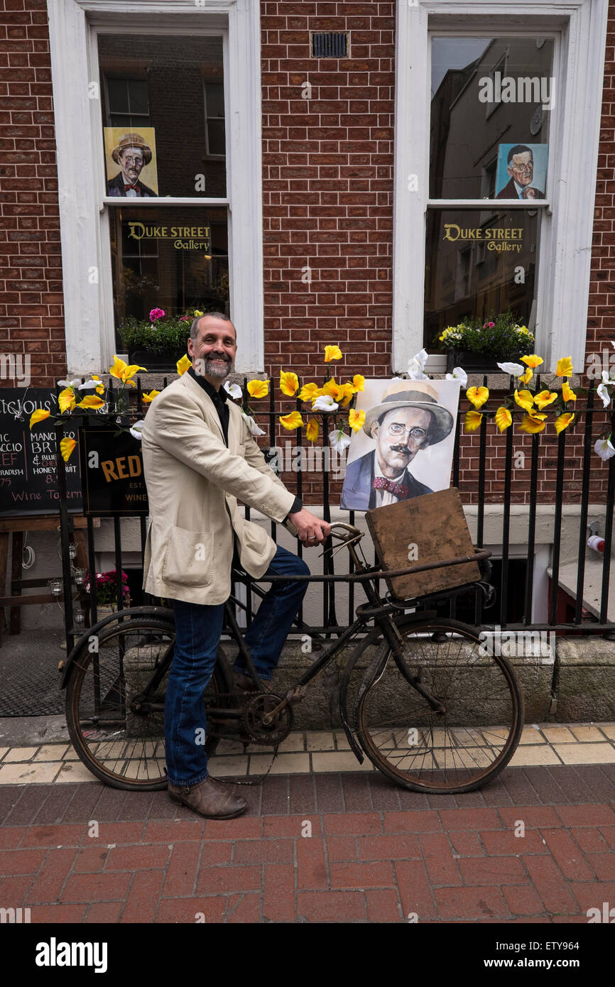 Dublin, Irland, 16. Juni 2015. Der Künstler Tom Byrne mit einem Porträt malte er von James Joyce außerhalb der Duke Street Art Gallery in Dublin. Stockfoto