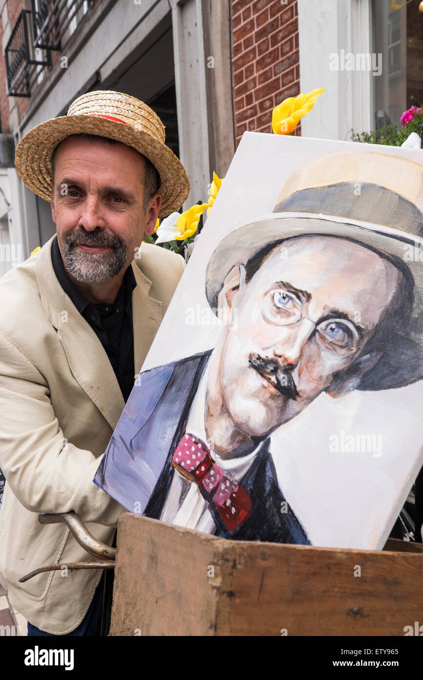 Dublin, Irland, 16. Juni 2015. Der Künstler Tom Byrne mit einem Porträt malte er von James Joyce außerhalb der Duke Street Art Gallery in Dublin. Stockfoto