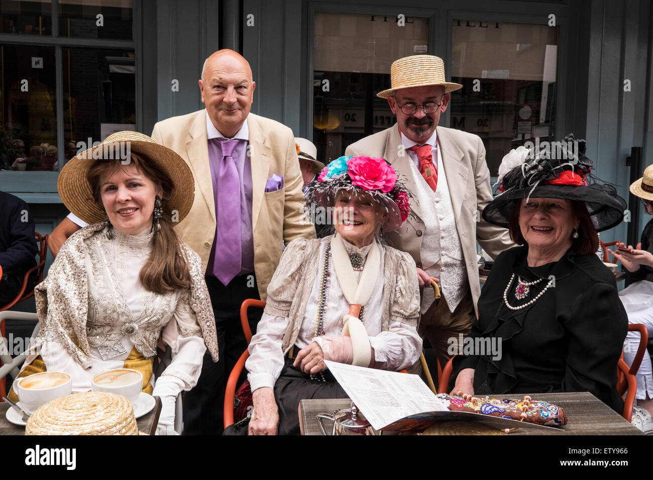 Dublin, Irland, 16. Juni 2015. Nachtschwärmer in 20er Jahre Kleid feiert Bloomsday in Dublins Duke Street von Davy Byrnes Pub erschienen in James Joyces Werk Ulysses. Stockfoto