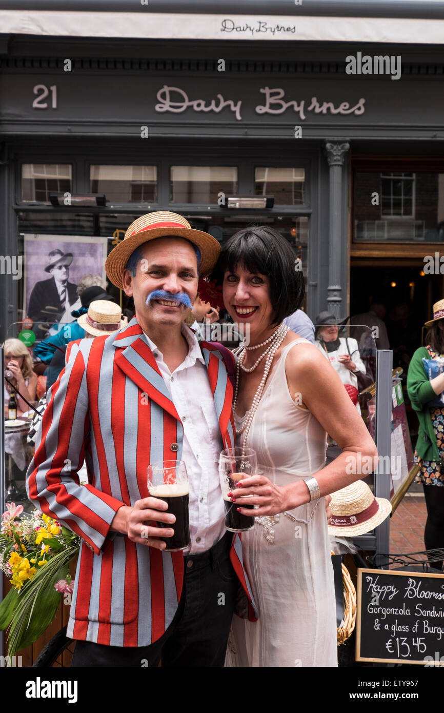 Dublin, Irland, 16. Juni 2015. Julian Bain(L) und Shelli Whitfield, aus Brighton in 1920er Jahren Kleid Bloomsday in Dublins Duke Street von Davy Byrnes Pub erschienen in James Joyces Werk Ulysses zu feiern. Stockfoto